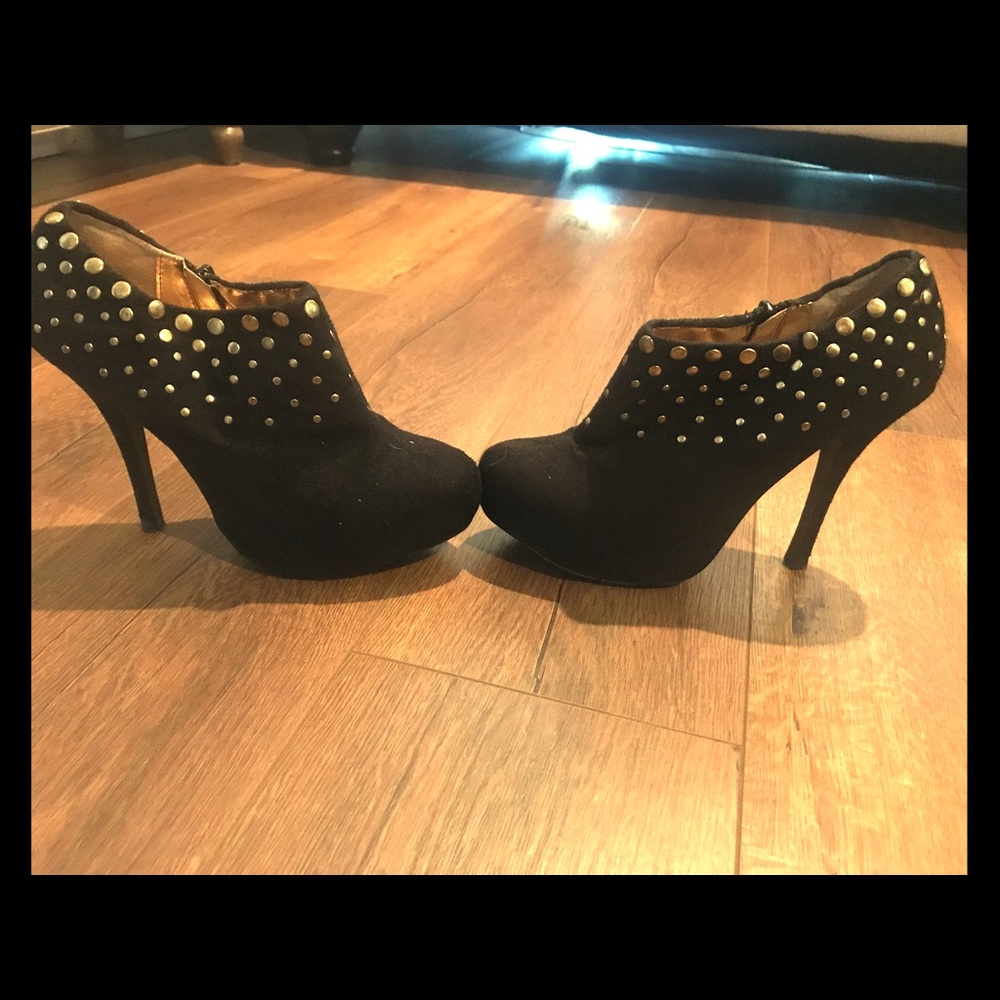 Bertinni Black Gold Studded Ankle Boots (6.5)